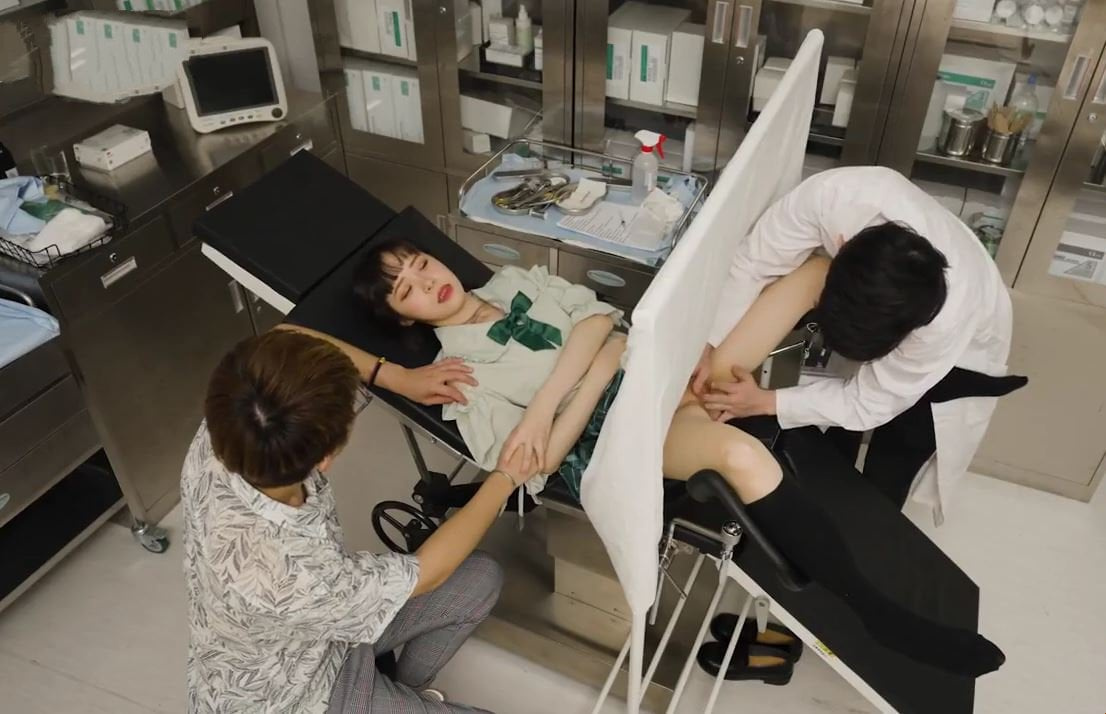 남편이 아내를 데리고 산부인과에 가다가 변태 남자 의사를 만나다