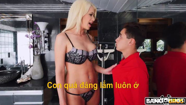Punir o garoto que espiou a madrasta tomando banho Vietsub
