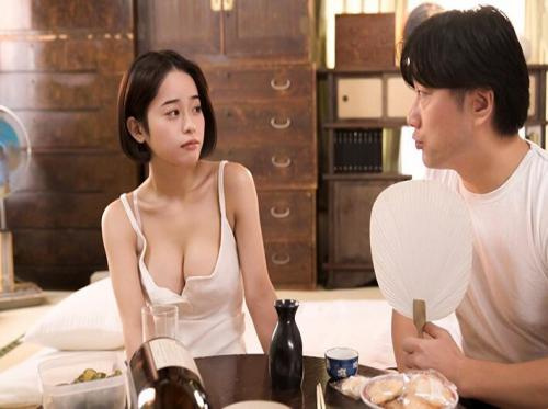 Mengajak teman perempuan masa kecil bermain peran sebagai suami istri Mengajak teman perempuan masa kecil bermain peran sebagai suami istri