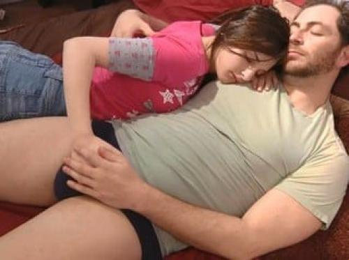 Anak perempuan pergi bermain diam-diam, ketahuan oleh ayahnya dan harus tidur bersama serta akhir cerita Anak perempuan pergi bermain diam-diam, ketahuan oleh ayahnya dan harus tidur bersama serta akhir cerita