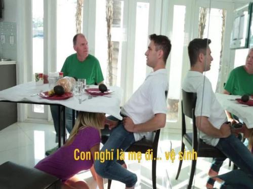 El padre cuida de la madrastra lasciva. El padre cuida de la madrastra lasciva.