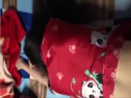 Pagsaksak sa kanya ng malaking puwit mula sa likod Pagsaksak sa kanya ng malaking puwit mula sa likod