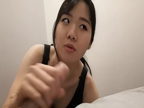 Em nhân viên xinh đẹp thuần thục massage cho khách Em nhân viên xinh đẹp thuần thục massage cho khách